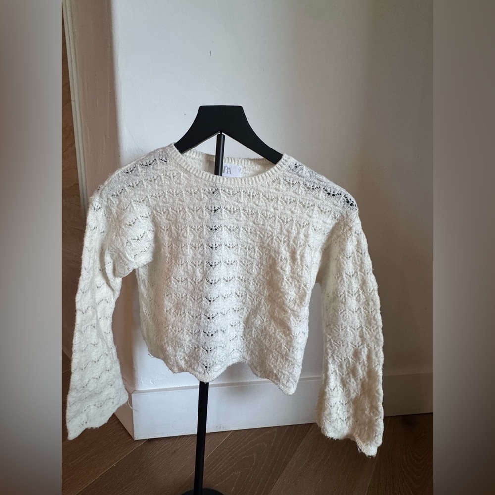 Zara girls crewneck sweater size 8/9 color off white. Perfect conditions.